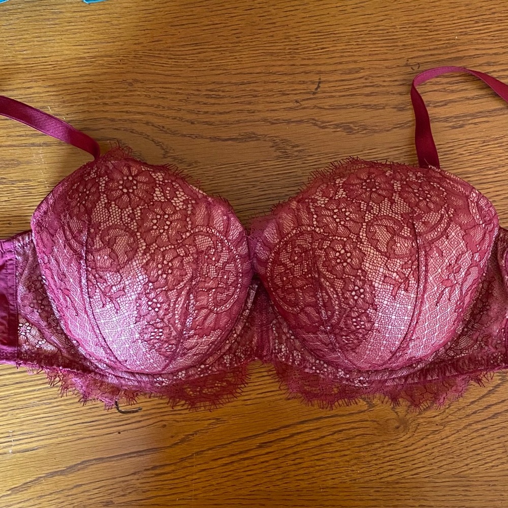 Victoria’s Secret 34DDD maroon and nude lace bra